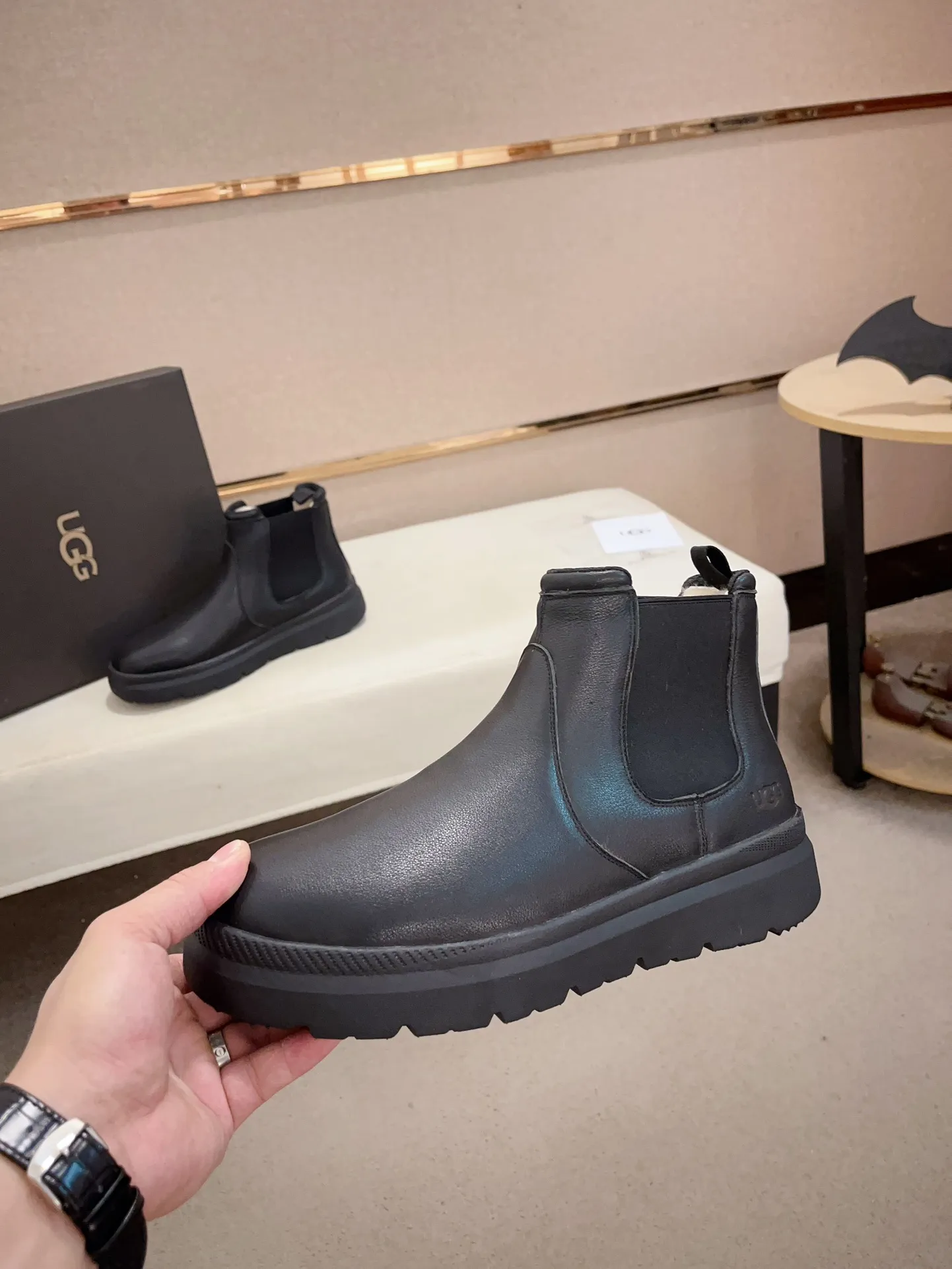 Men's shoes💰: 600💰(high-end goods) UGG❄️❄️Latest model 1:1⃣️quality, fabric: high-end quality first-layer cowhide imported from Europe. Lining: wool lining, sole: pure imported rubber foam outsole. ❤️High-end goods, fine workmanship, trendy and fashionable. The fit is very classy. If you know the goods, you will definitely not be able to refuse😍😍Code number: 41-45. Can be customized 46.47.